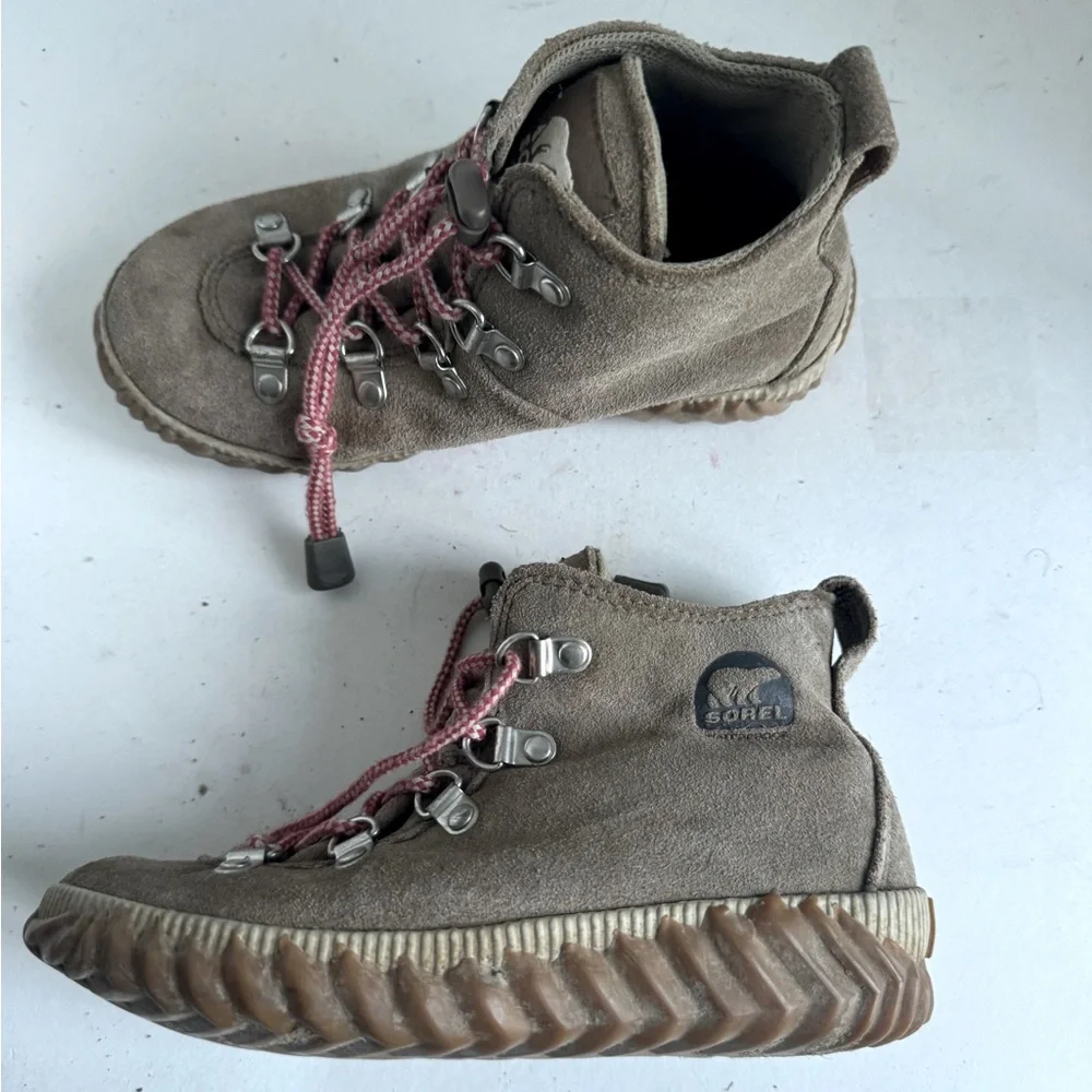 Sorel Kid's Out N About Conquest Boots Waterproof hiker-inspired boots. Size 4